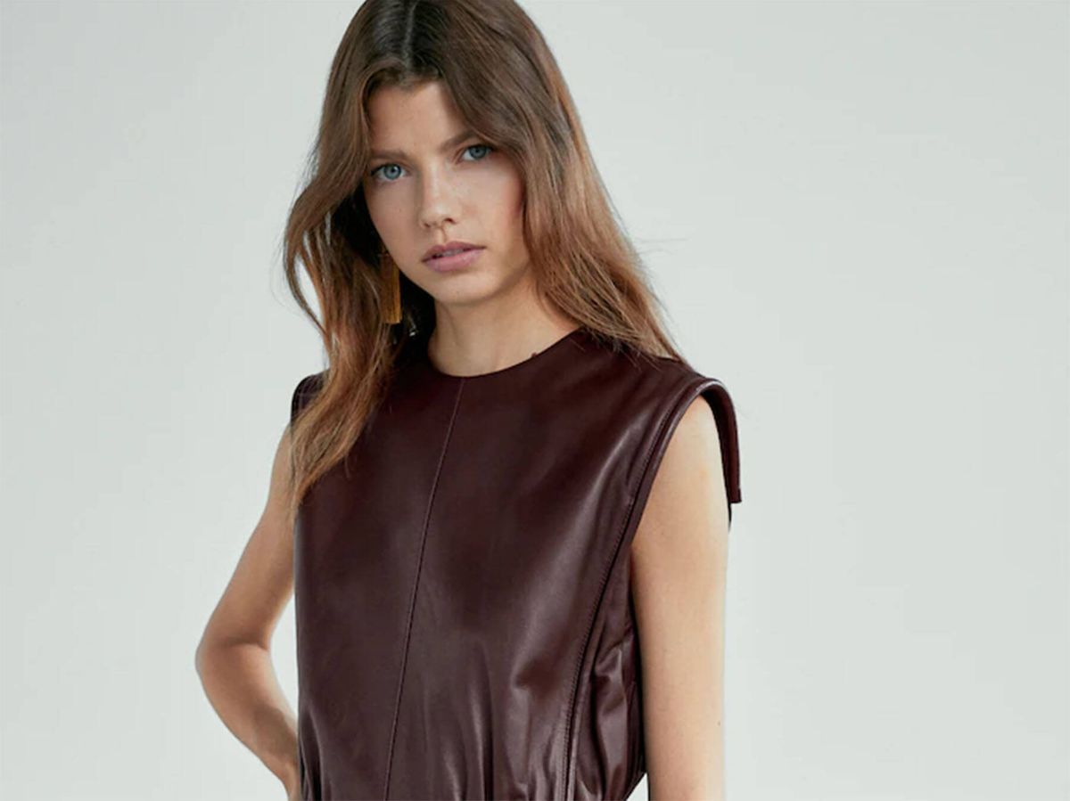 Foto: El vestido 'leather effect' de Massimo Dutti. (Cortesía)