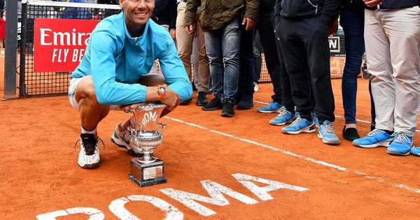 Foto: Rafa Nadal posa con su trofeo en Roma. (EFE)