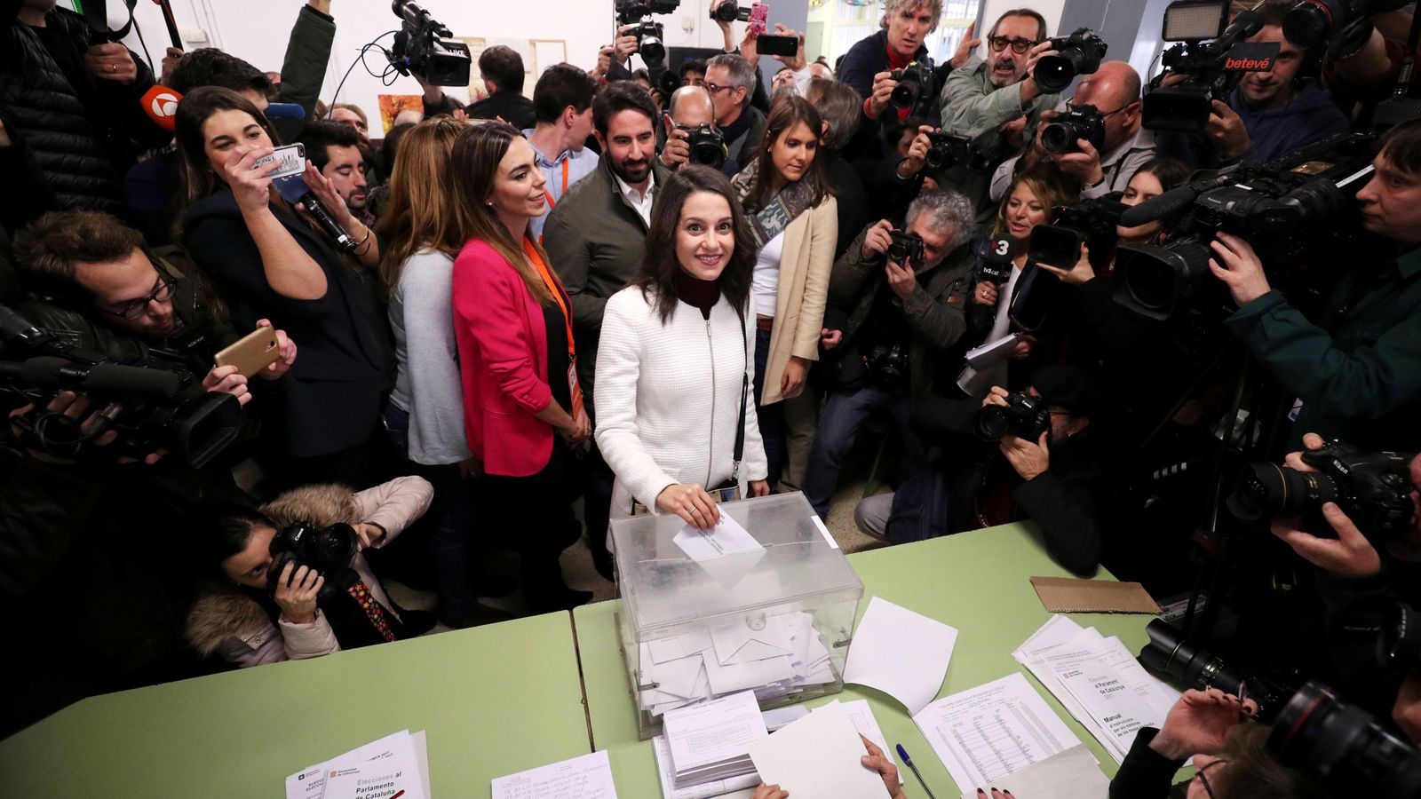 Foto: La líder de Ciudadanos en Cataluña, Inés Arimadas, vota en Barcelona. (Reuters)