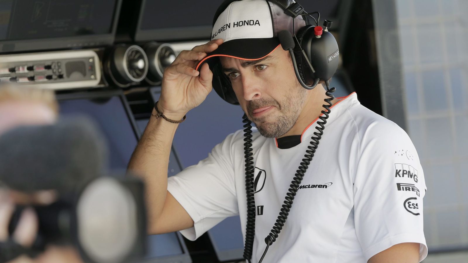 Foto: Fernando Alonso se tuvo que quedar en los boxes (EFE/EPA/VALDRIN XHEMAJ).