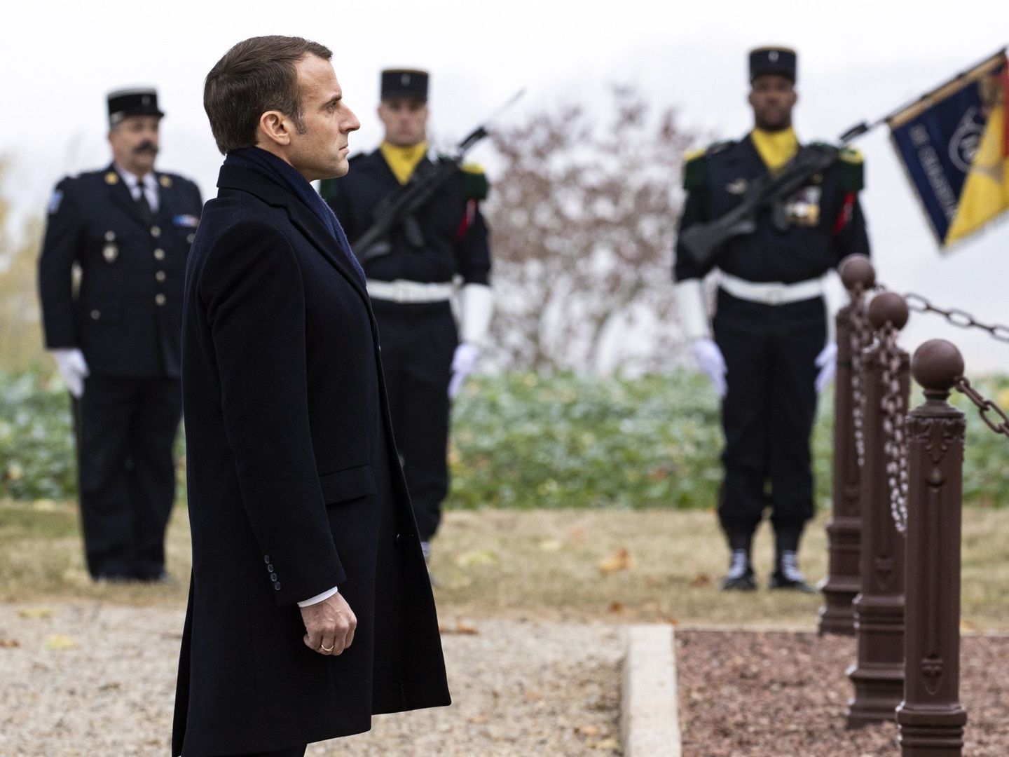 El presidente francés Emmanuel Macron participa en una ceremonia en memoria de los soldados caídos durante la Batalla de las Fronteras, en Morhangue, Francia, el 5 de noviembre de 2018. (EFE)