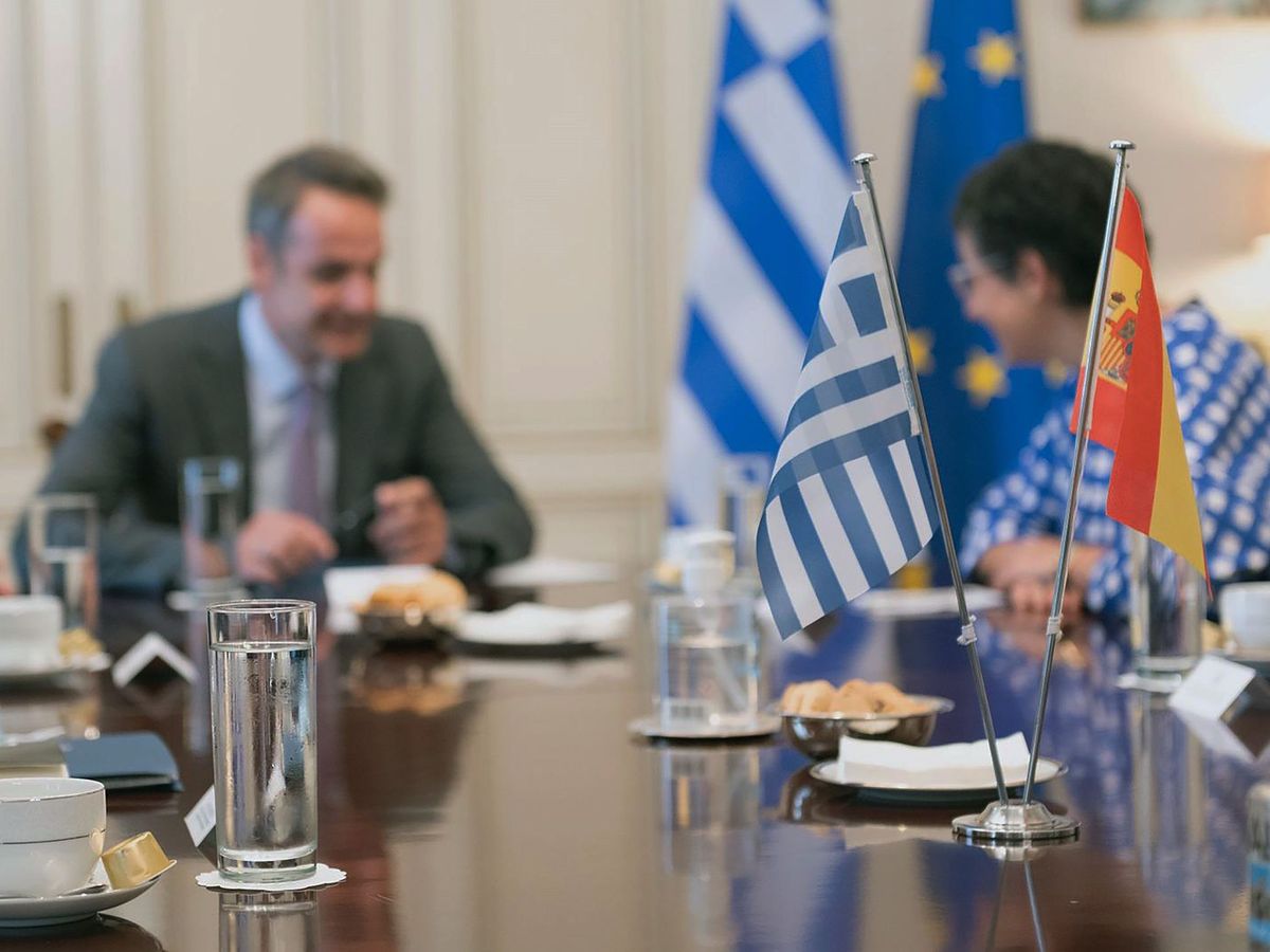 Foto: La ministra de Exteriores española, Arancha González Laya (d), y el primer ministro griego, Kyriakos Mitsotakis a finales de julio (EFE) 