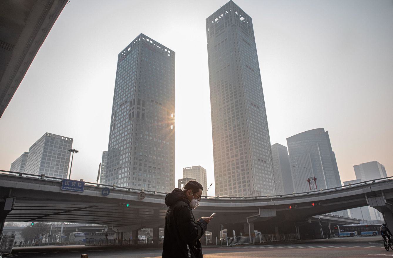 Un hombre pasea en Pekín. (Reuters)