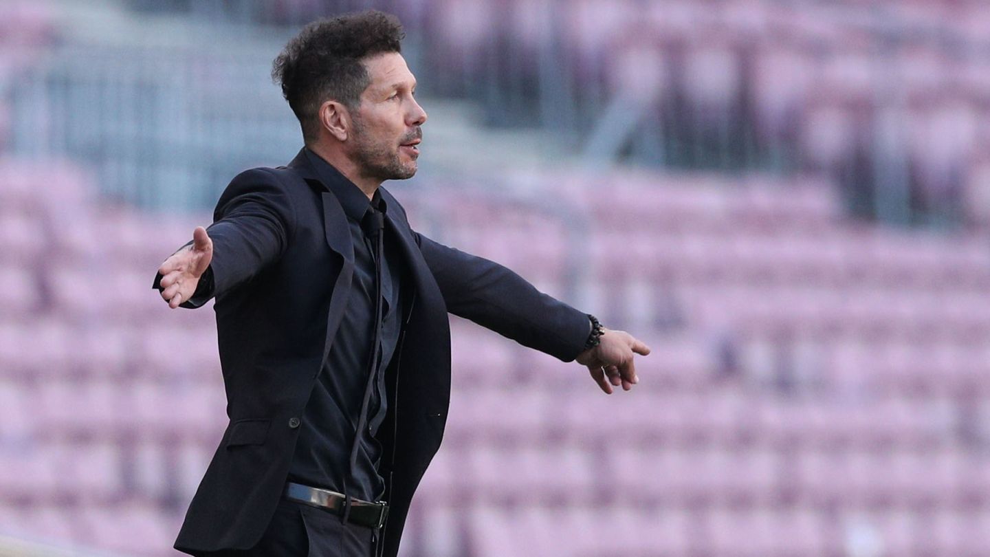 Simeone da órdenes a los suyos desde la banda del Camp Nou. (Reuters)
