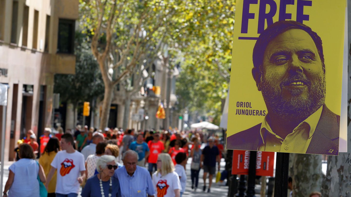 Un cartel reclama la excarcelación de Oriol Junqueras en las calles de Barcelona. (Reuters)