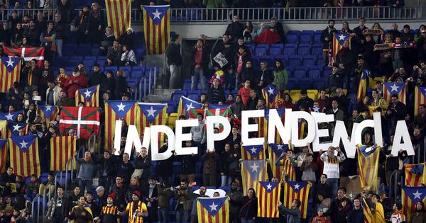 Foto: Esteladas, un cartel de independencia y alguna 'ikurriña' en las gradas del Camp Nou. (EFE)