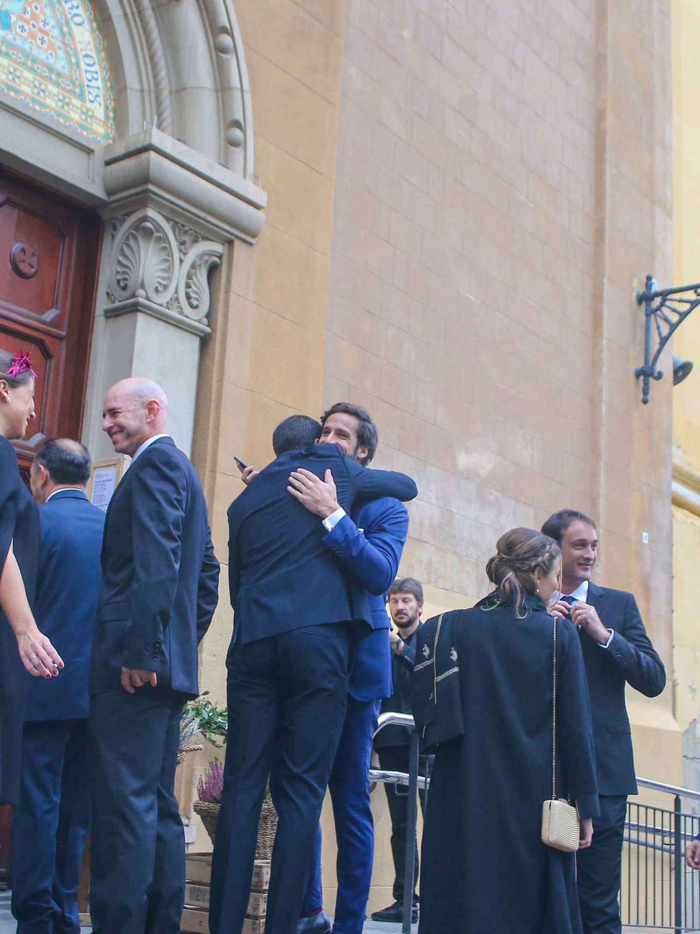 Feliciano López abraza al novio en la puerta de la iglesia. 