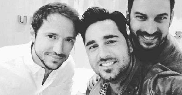 Foto: David Bustamante junto a Manuel Martos y un representante de Universal Music. (Instagram)