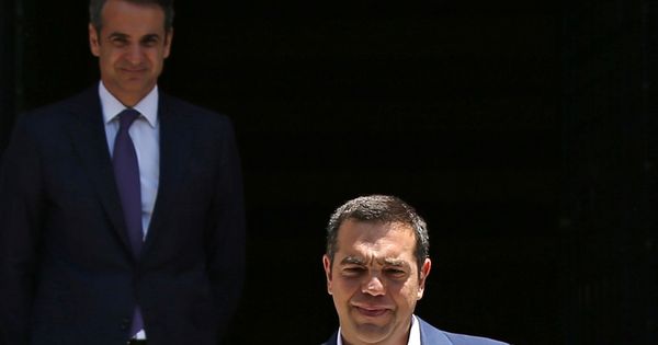 Foto: El ex primer ministro, Alexis Tsipras, seguido del primer ministro griego Kyriakos Mitsotakis. (Reuters)