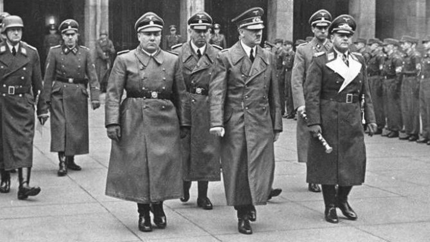Martin bormann (en primer plano, a la izquierda) junto a hitler, en 1940. (bundesarchiv)