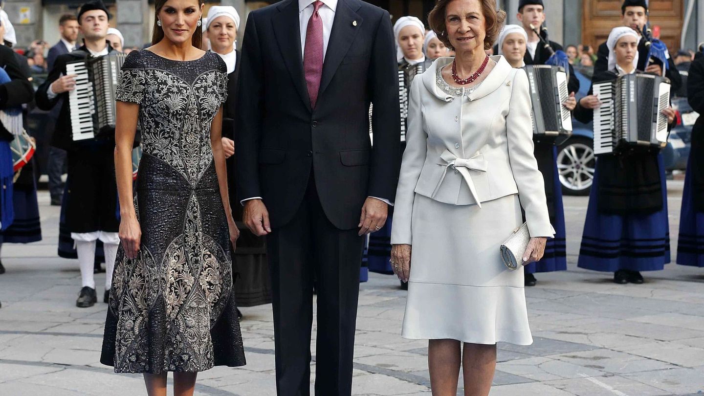 Los Reyes, con doña Sofía, en los Premios Princesa de Asturias. (EFE)