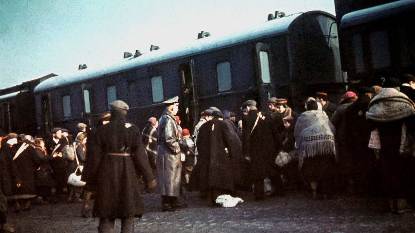 Los judíos del gueto Lodz son trasladados en tren al campo de concentración de Auschwitz. (Cordon Press)