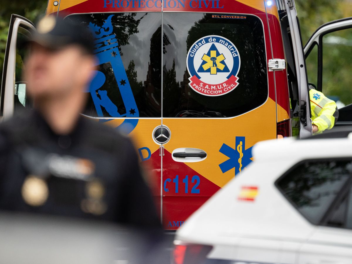 Foto: Una ambulancia junto al fuego en el Colegio Mayor Nuestra Señora de África en Ciudad Universitaria en Madrid (España). (Europa Press/Diego Radamés)