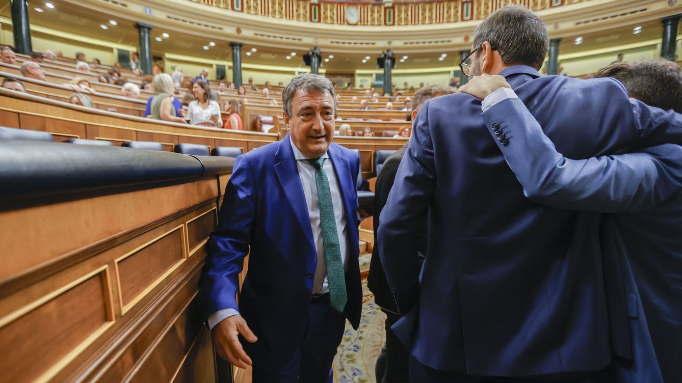 Foto:  El diputado PNV Aitor Esteban, a su llegada al hemiciclo del Congreso de Diputados. (EFE/Juan Carlos Hidalgo) 