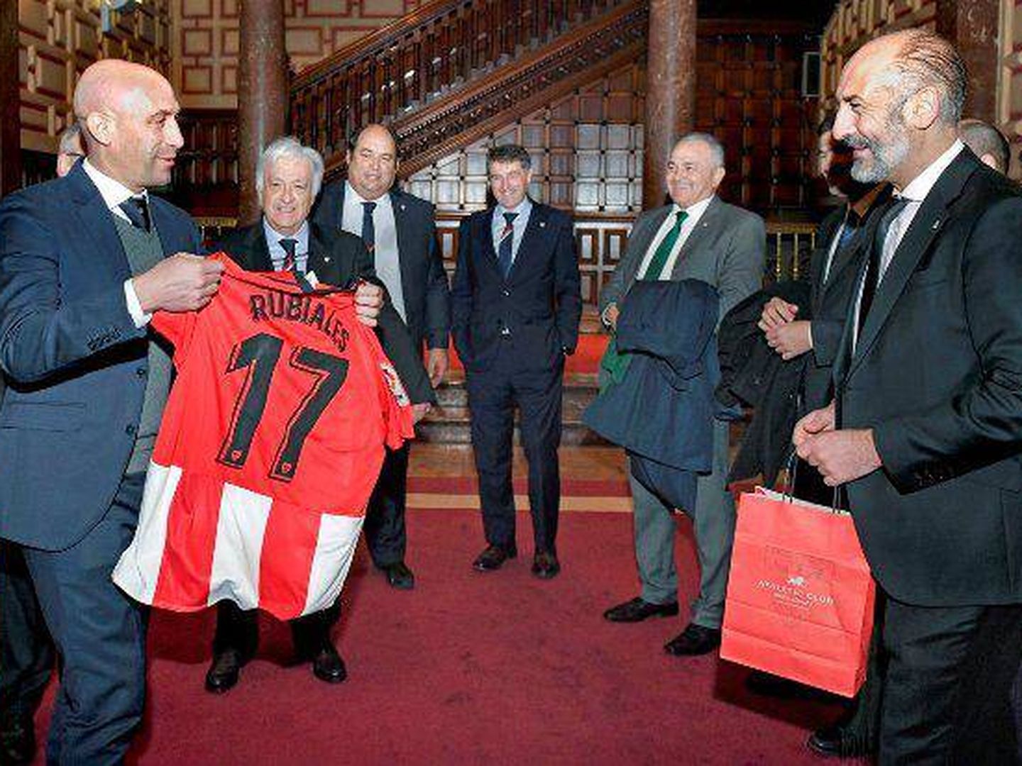 Luis Rubiales recibe una camiseta con su nombre durante su visita al presidente del Athletic. (EFE)
