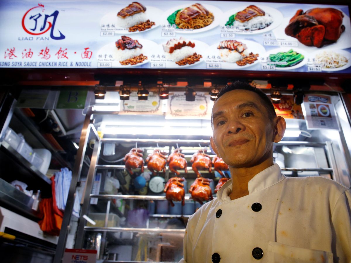 Foto: Chan Hon Meng, en su puesto de Chinatown en Singapur. (Edgar Su)