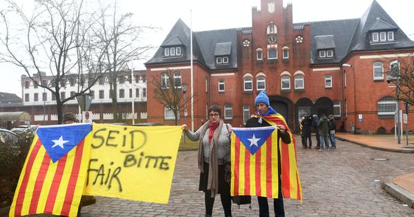 Foto: Manifestantes piden la liberación de Carles Puigdemont frente a la prisión de Neumünster, el pasado 3 de abril, cuando el expresident todavía permanecía confinado allí. (Reuters)