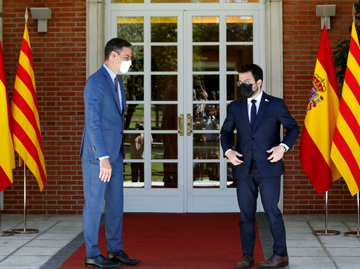 Foto: El presidente del Gobierno, Pedro Sánchez (i), recibe al presidente de la Generalitat, Pere Aragonès. (EFE)
