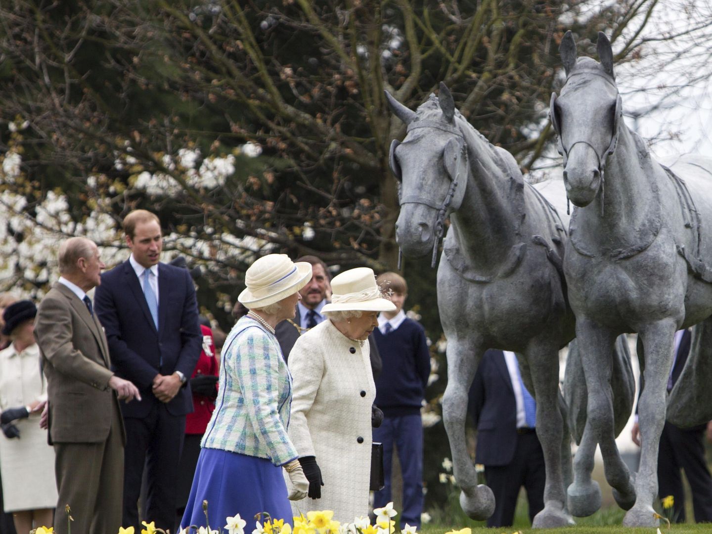Isabel II, el duque de Edimburgo y el príncipe Guillermo contemplan la estatua ecuestre 'Windsor Greys', monumento que conmemoró los 60 años desde la coronación de la reina. (EFE/Steve Parsons/Pa Wire)