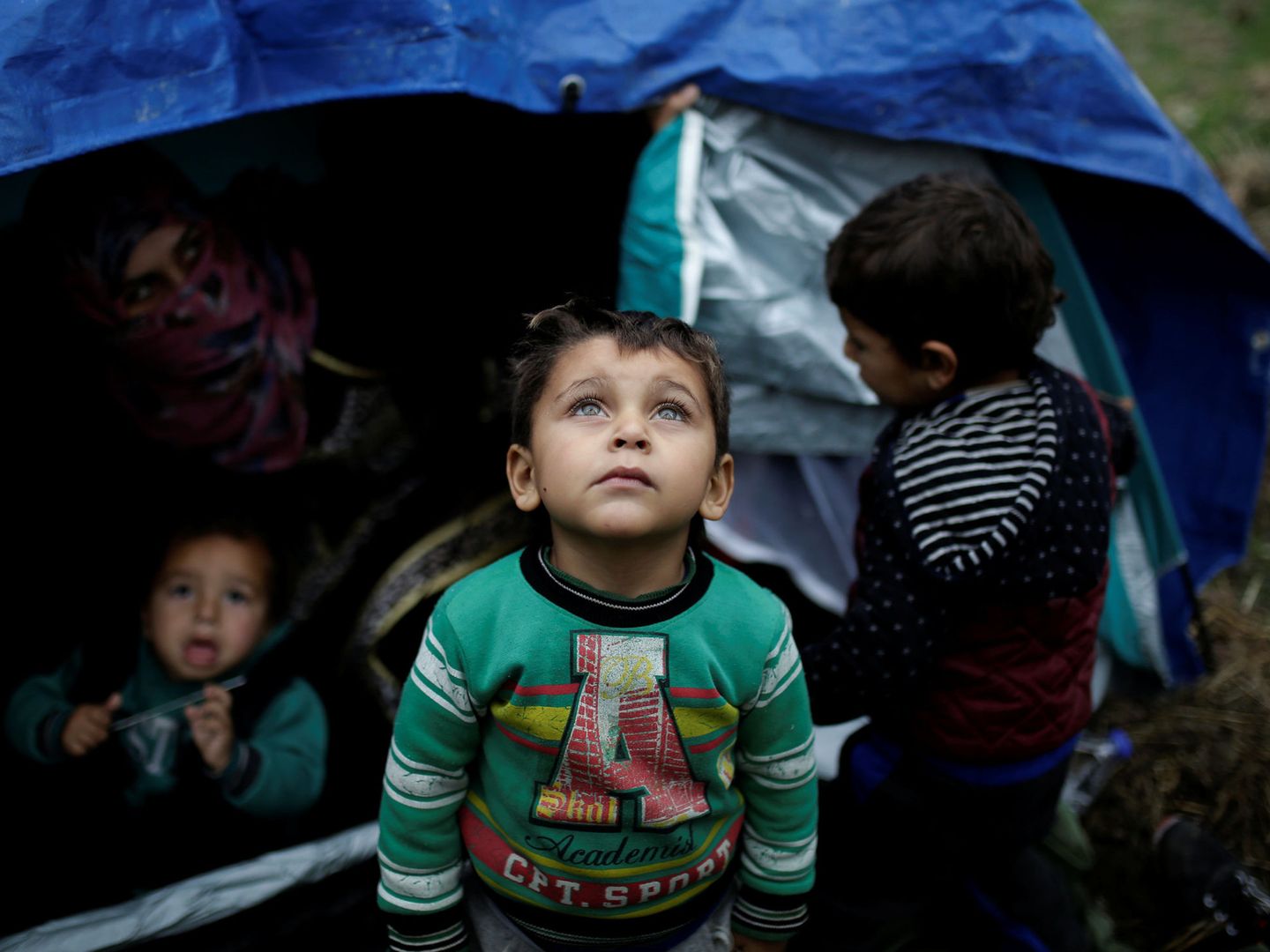 Refugiados en una tienda de un campo cercano a Moria, en la isla de Lesbos, a finales del pasado noviembre