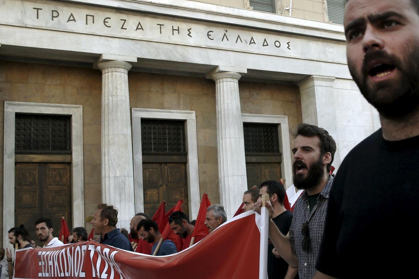 Foto: Manifestantes comunistas protestan ante la sede principal del Banco de Grecia, en Atenas, el 23 de junio de 2015 (Reuters).