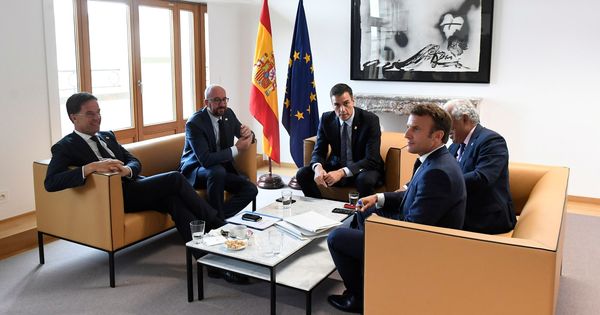 Foto: Pedro Sánchez, en el centro, en un encuentro con los primeros ministros de Holanda, Bélgica, Portugal y Francia. (EFE)