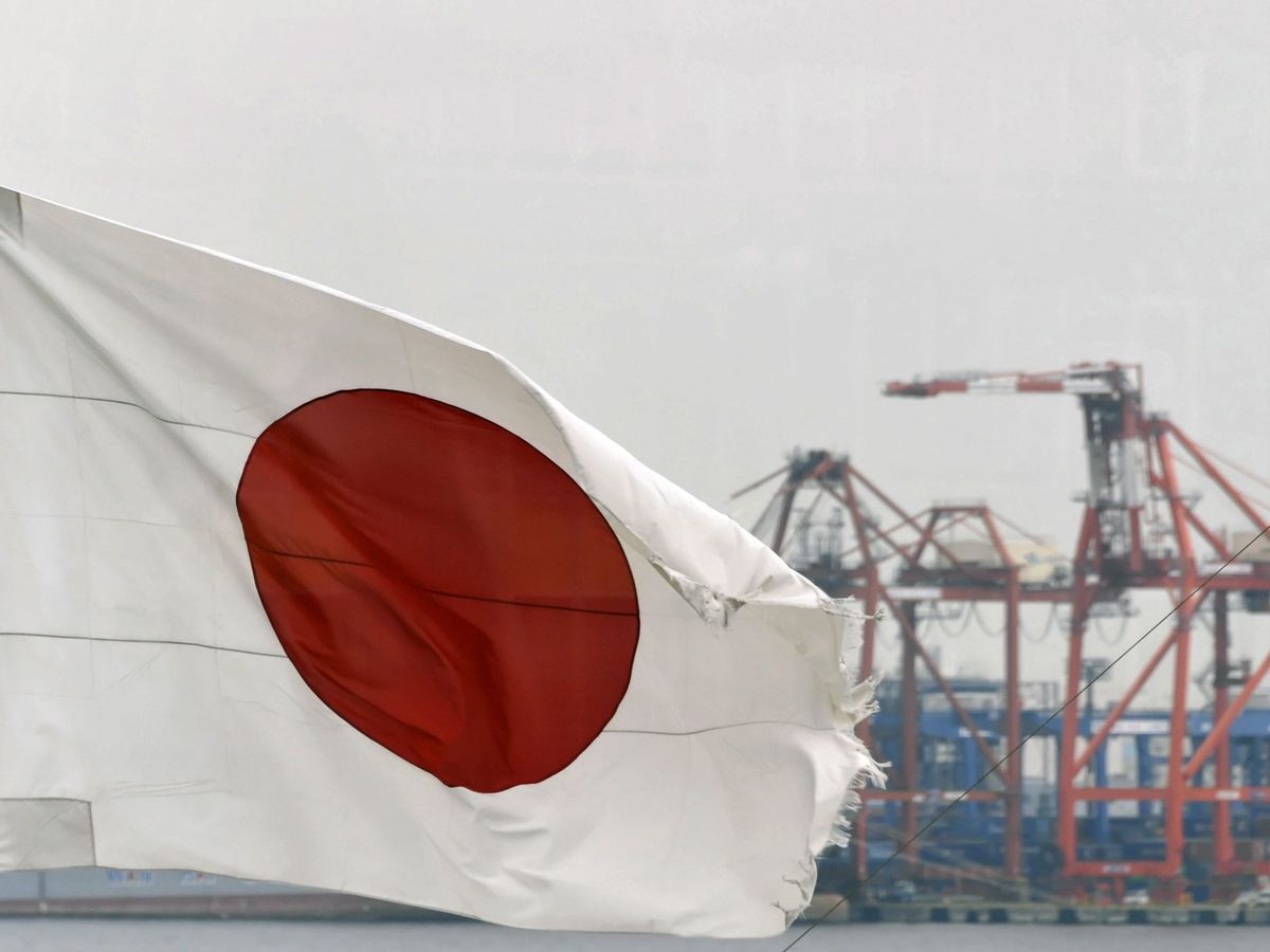 Foto: Bandera de Japón en un puerto de Tokio. (EFE/Franck Robichon)