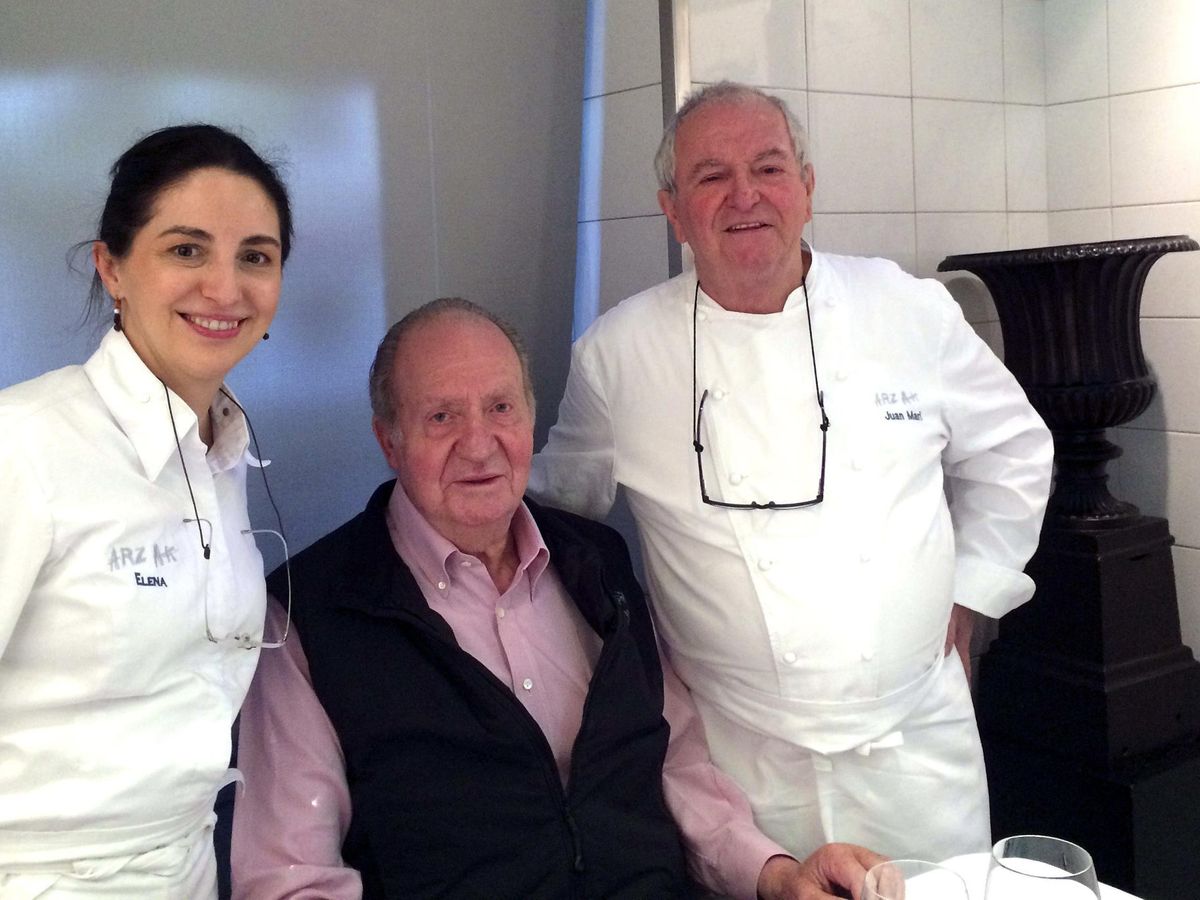 Foto: El rey Juan Carlos I, con Arzak y su hija Elena en su restaurante. (EFE)