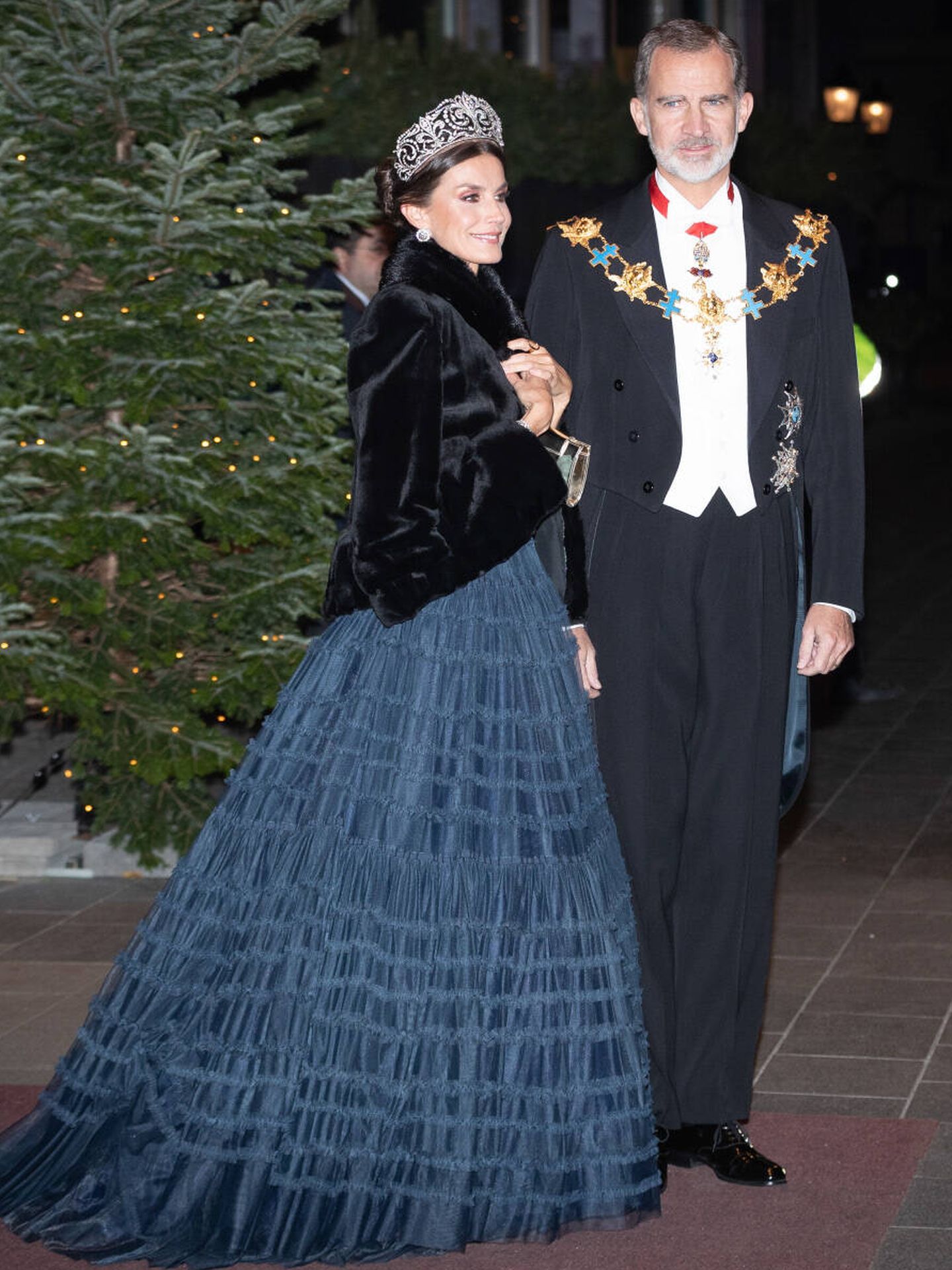Pesimista voz escándalo Letizia, en la cena de gala de Suecia: un vestido de H&M que también tiene  la princesa Victoria