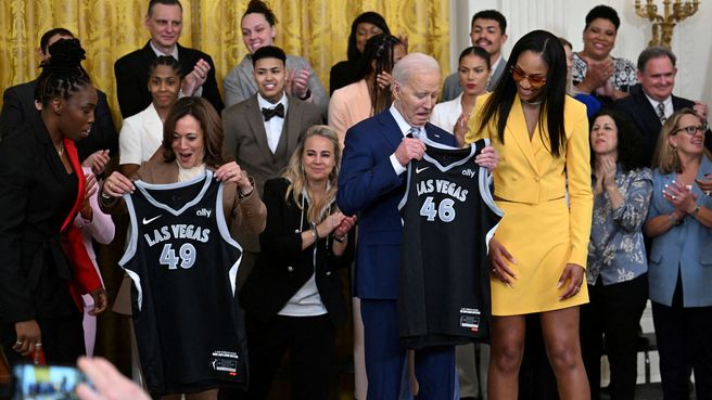 Foto de Biden recibe a las campeonas de la WNBA