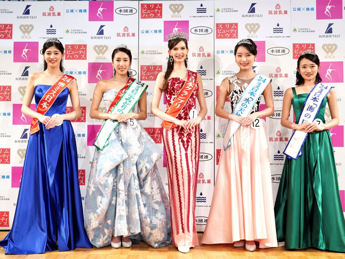 Foto: Las finalistas del certamen Miss Japón. En el centro, Karolina Shiino. (Reuters/Miss Japan Association)
