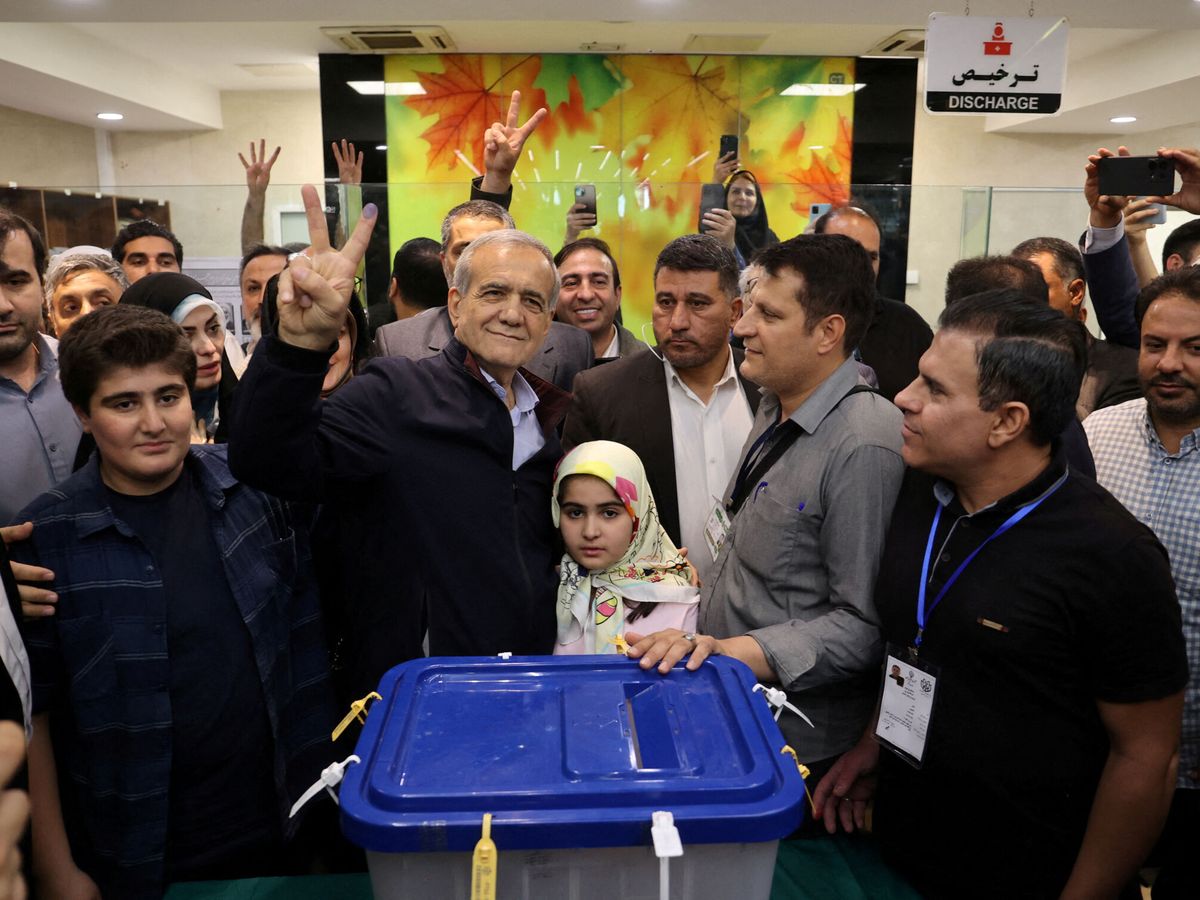 Foto: El candidato reformista, Masud Pezeshkian, durante la jornada de votación. (Reuters/