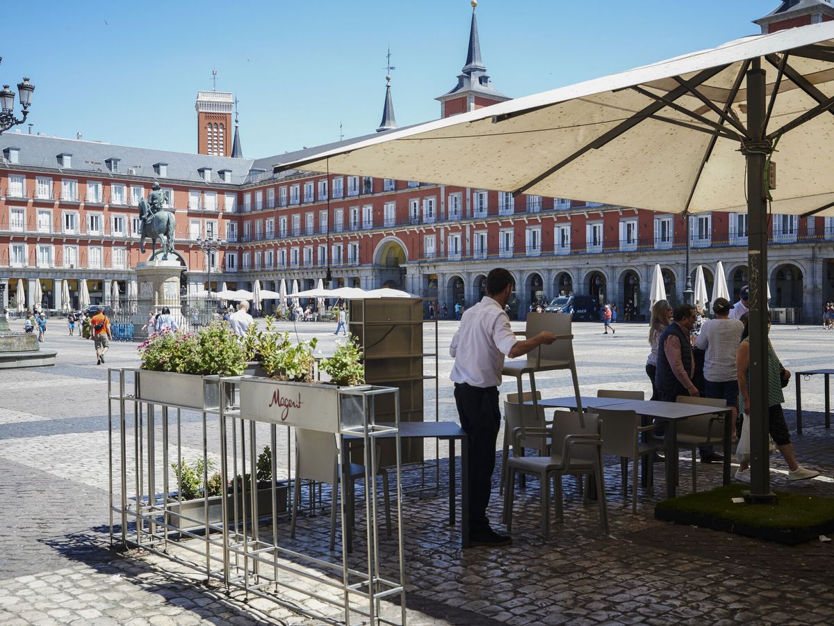 Foto: Una terraza en la Plaza Mayor de Madrid. (EFE/Luca Piergiovanni)