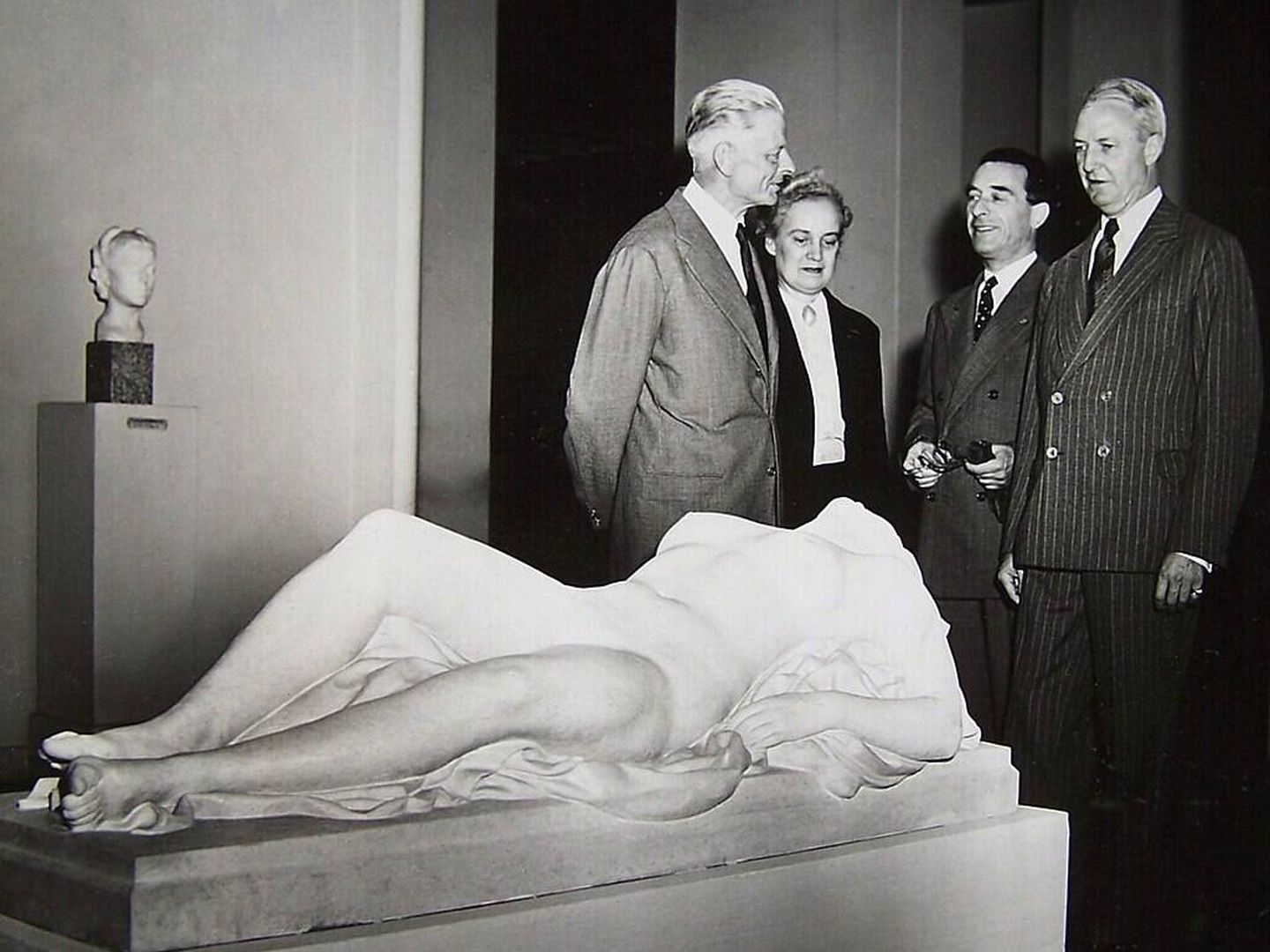 Jacques Jaujard, segundo por la derecha, en 1947. (Archivo Howard-Beneyton)