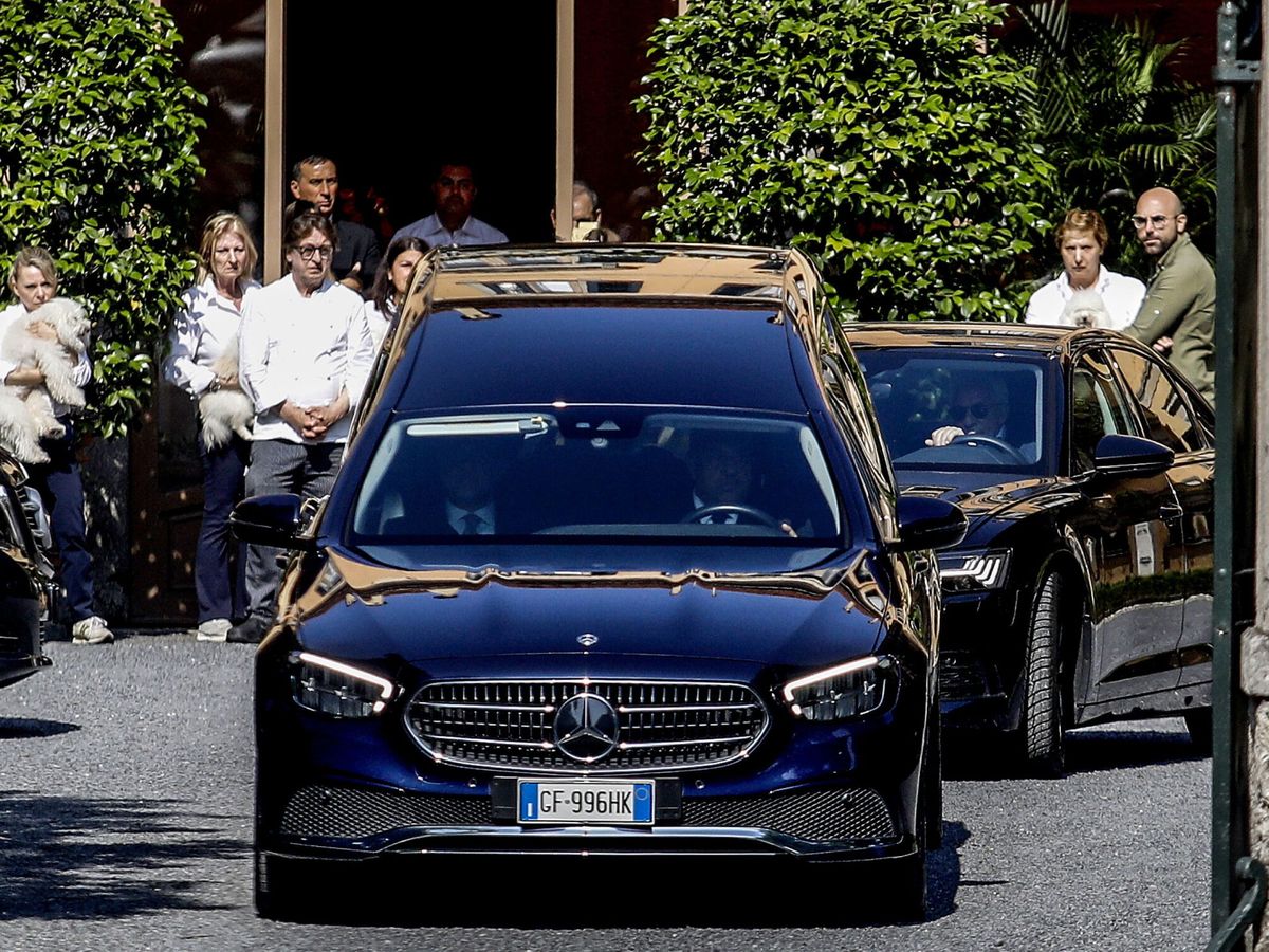 Foto: El coche fúnebre transporta el ataúd de Silvio Berlusconi y deja la Villa San Martino. (EFE/Mourad Balti Touati)