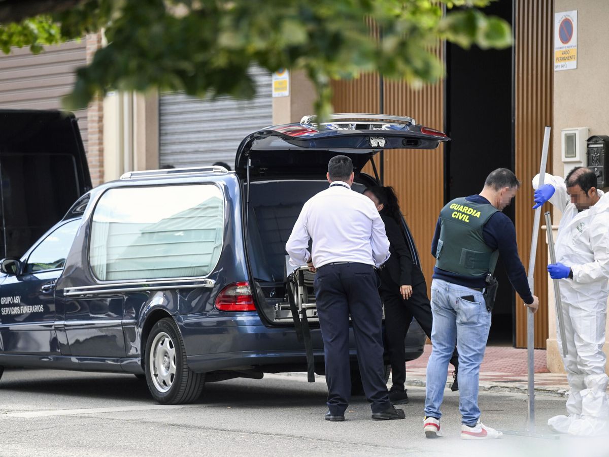 Foto: Agentes de la Guardia Civil y el coche fúnebre que recogió los cuerpos del suceso de Huétor Tájar. (EFE/Miguel Ángel Molina)