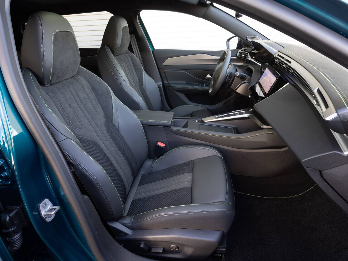 Los asientos delanteros, cómodos y con sujeción, tienen múltiples ajustes, e incluso masaje.