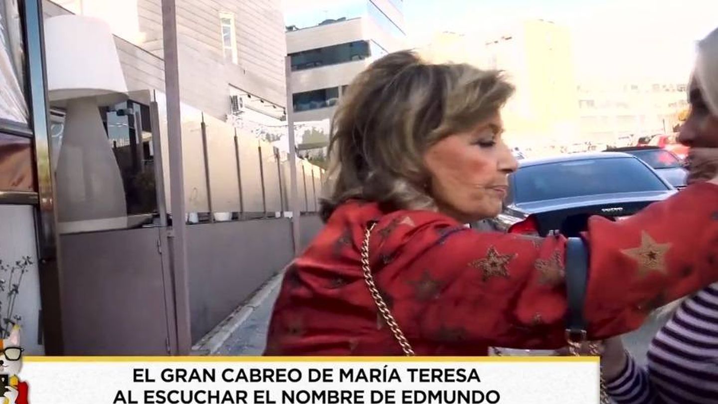 María Teresa Campos le tapa la boca a una reportera. (Telecinco).