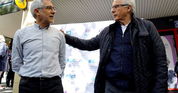Foto: El candidato de Actúa a la presidencia del Gobierno, Gaspar Llamazares (i), conversa con el exjuez Baltasar Garzón (d), durante el acto de apertura de la campaña electoral. (EFE)