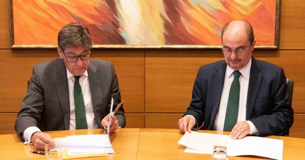 Foto: Acuerdo cerrado entre el secretario general del PSOE, Javier Lambán, y el presidente del PAR, Arturo Aliaga.