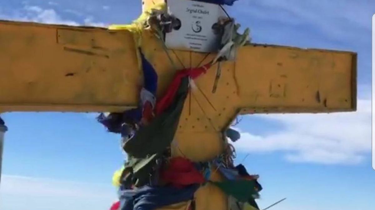 Pintan de amarillo la cruz del pico Aneto, a 3.404 metros de altura 