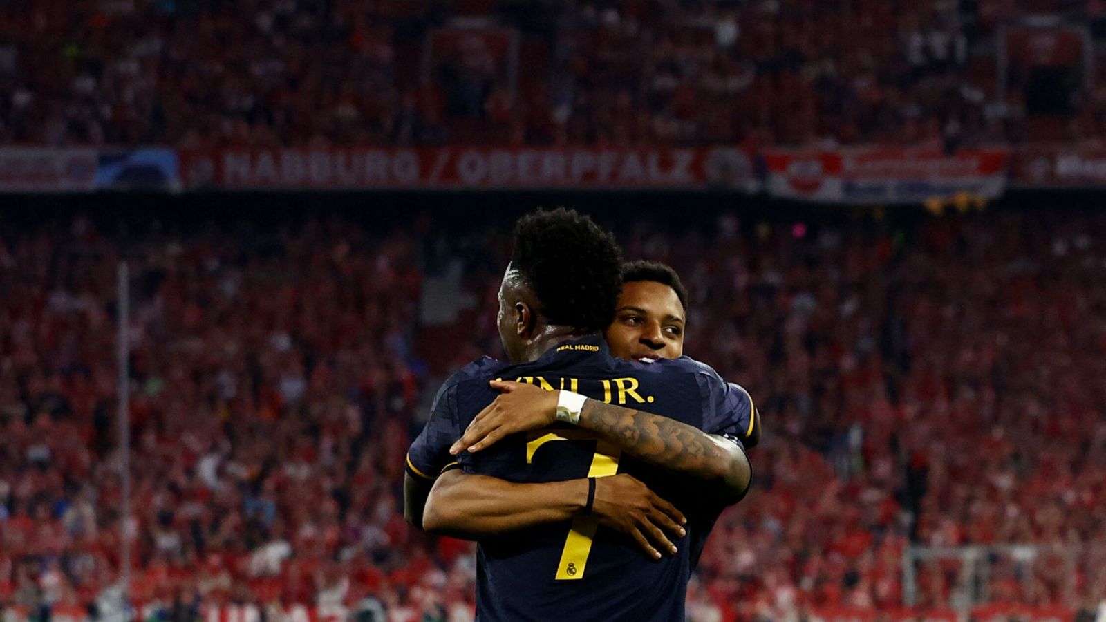 Rodrygo y Vinícius celebran el gol del 2-2. (Reuters/Kai Pfaffenbach)