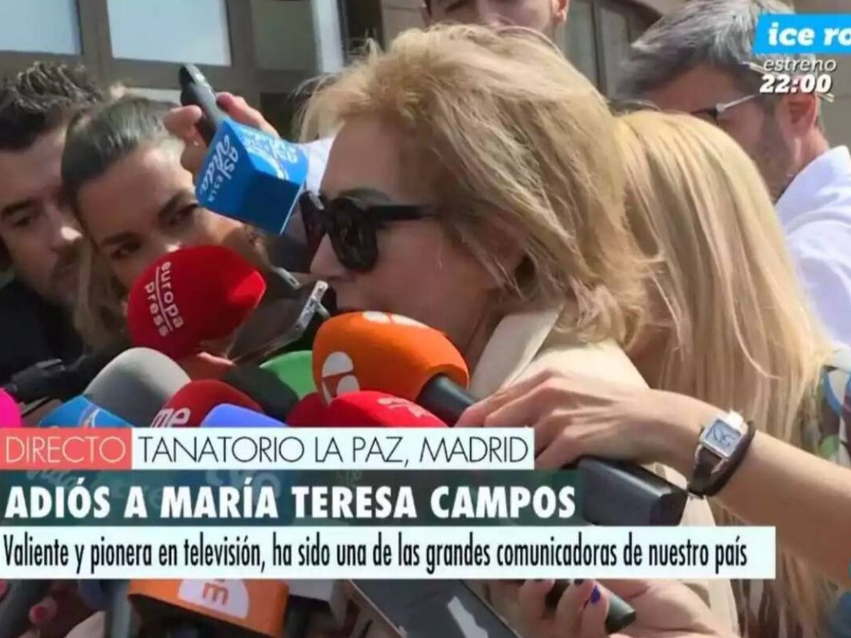 Foto: Ana Rosa Quintana, a su llegada al tanatorio. (Mediaset)