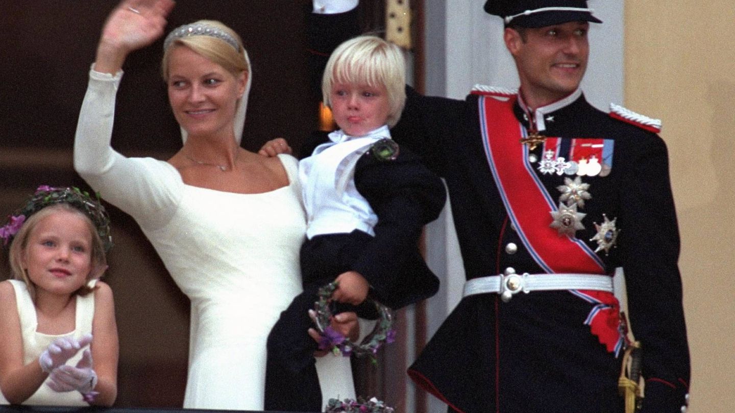 El príncipe Haakon y Mette Marit, el día de su boda, con Marius en brazos. (Getty)