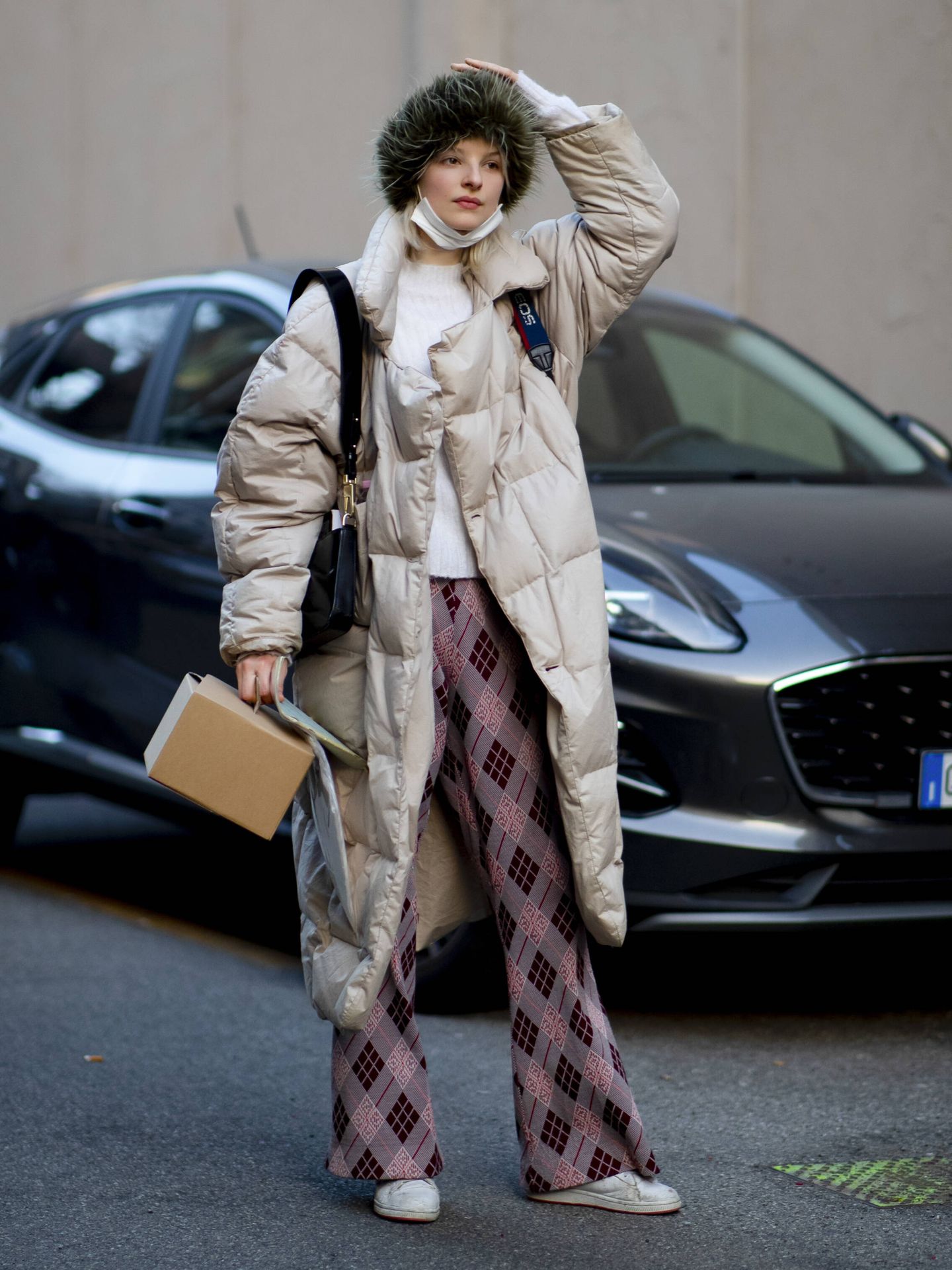 Los abrigos acolchados se imponen en el street style. (Imaxtree)