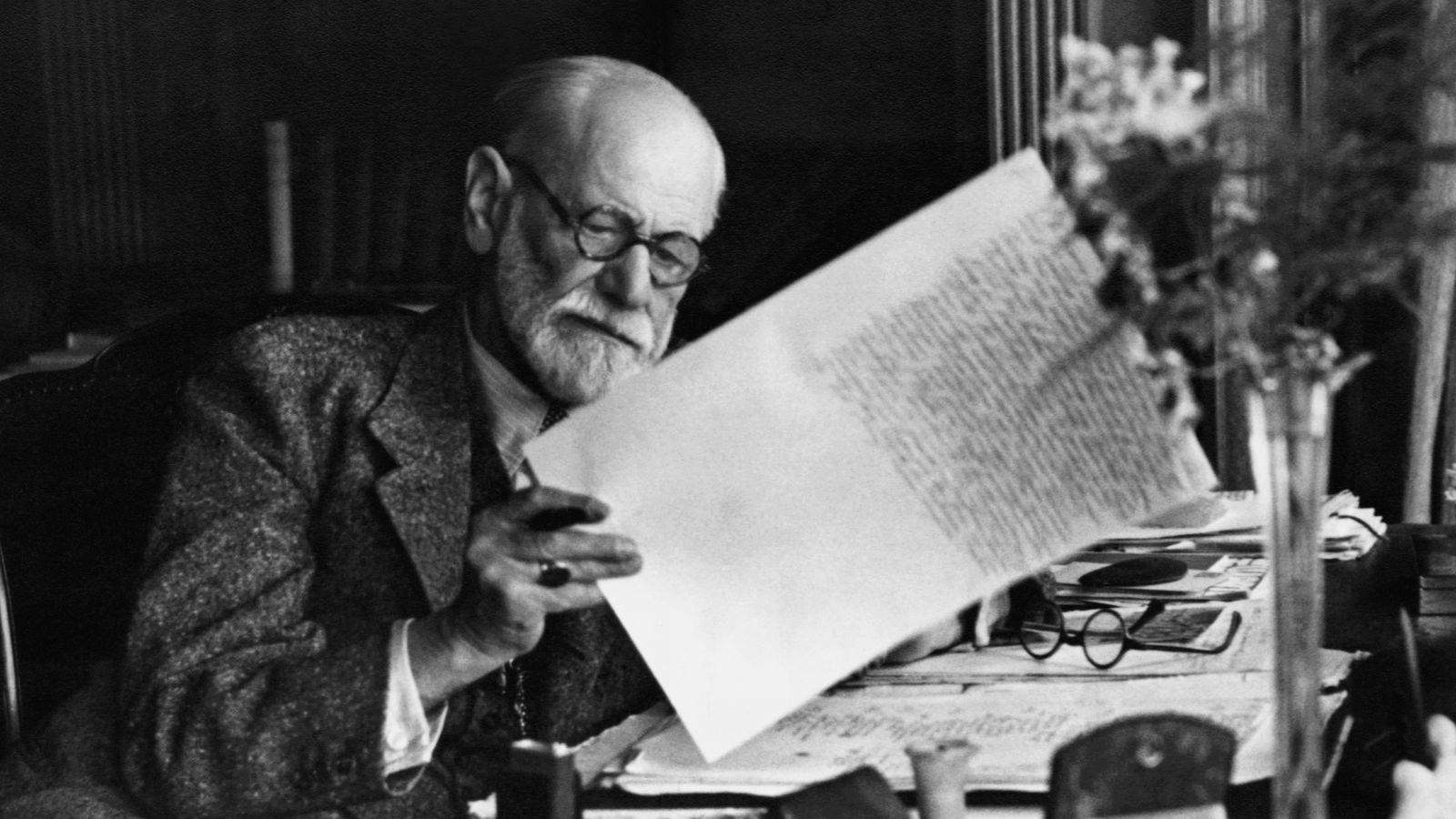 Foto: Sigmund Freud en su despacho