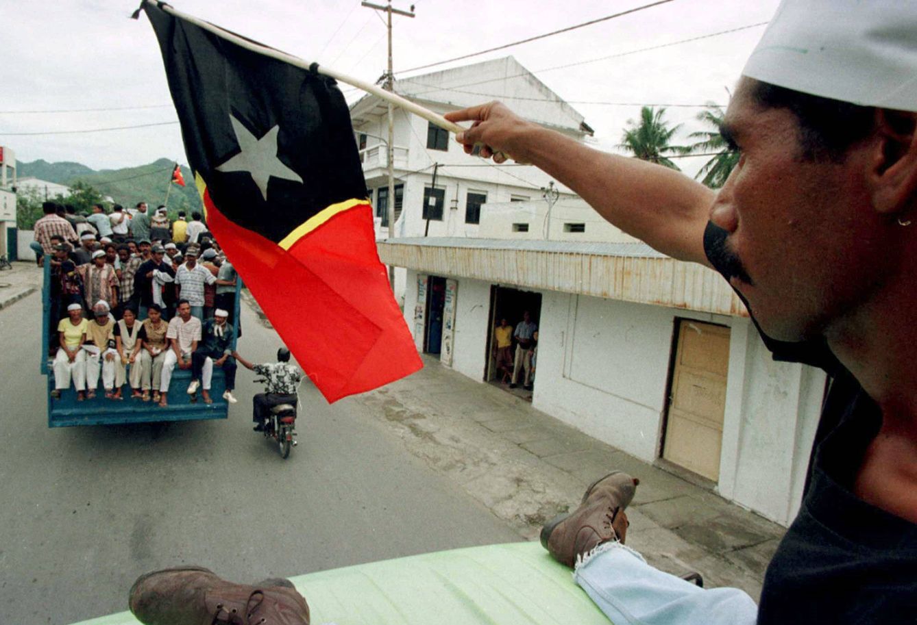 Ciudadanos de Timor Oriental agitan banderas por la independencia. (Reuters)