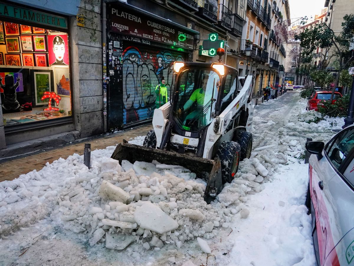 Foto: Una excavadora retira hielo en Madrid. (Reuters)