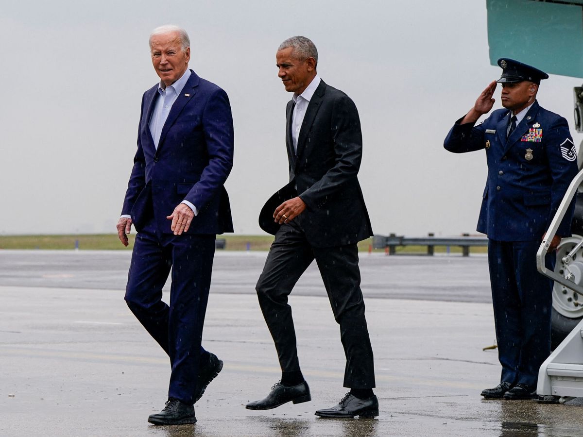Foto: El presidente de EEUU Joe Biden y el expresidente Barack Obama salen del Air Force One en el aeropuerto internacional John F. Kennedy de Nueva York. (Reuters/Elizabeth Frantz)