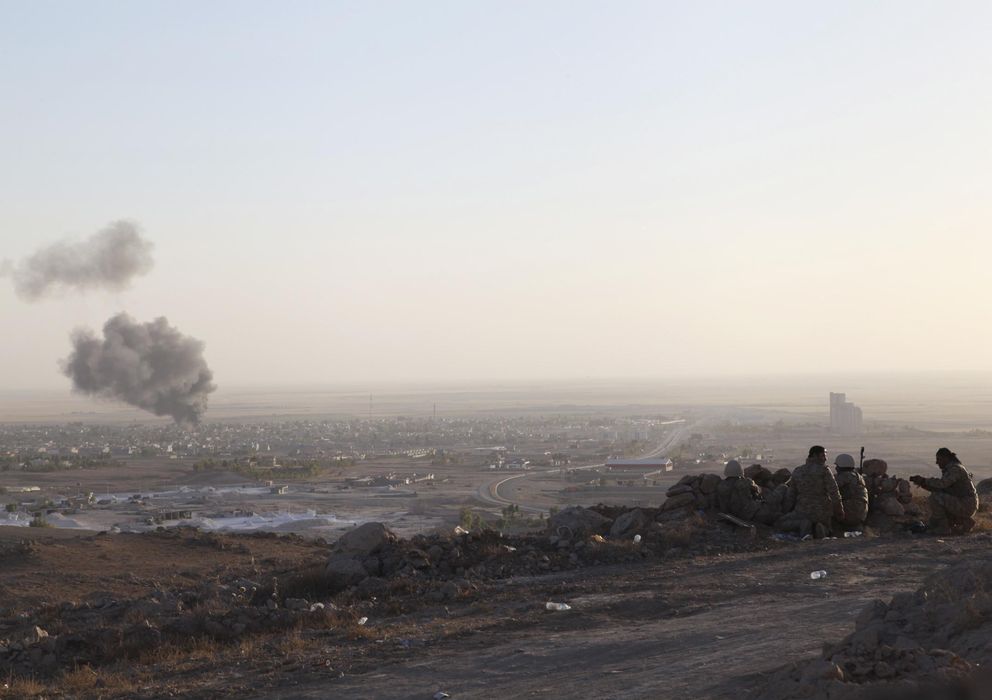 Foto: Tropas peshmergas observan el enfrentamiento contra Estado Islámico en Makhmur. (Reuters)
